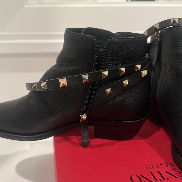 Authentic VALENTINO GARAVANI
Rockstud Leather Ankle Boots - Picture 13 of 15